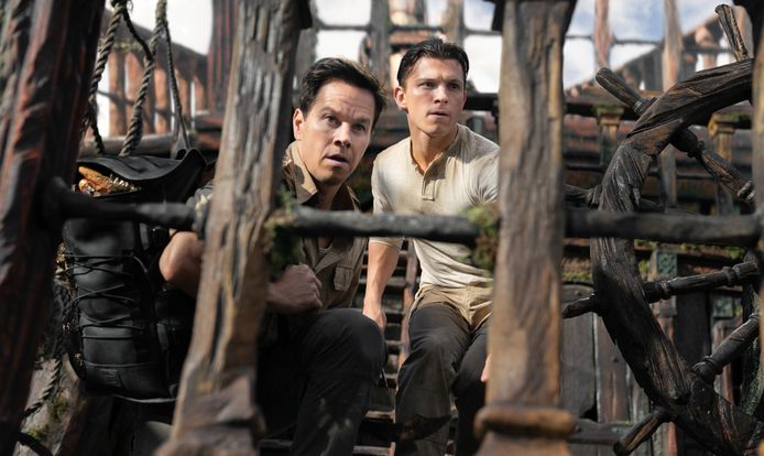 Mark Wahlberg (links) en Tom Holland (rechts) spelen de hoofdrollen in de gameverfilming Uncharted.