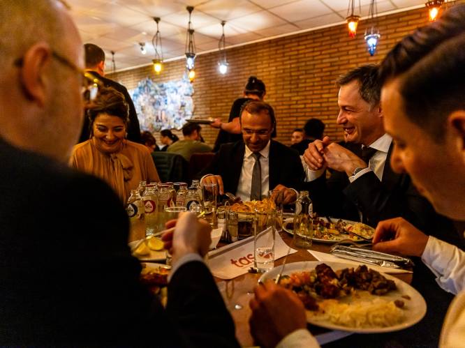 Premier Alexander De Croo schuift mee aan tafel op Gentse iftar: “We mogen fier terugkijken op 60 jaar migratie”