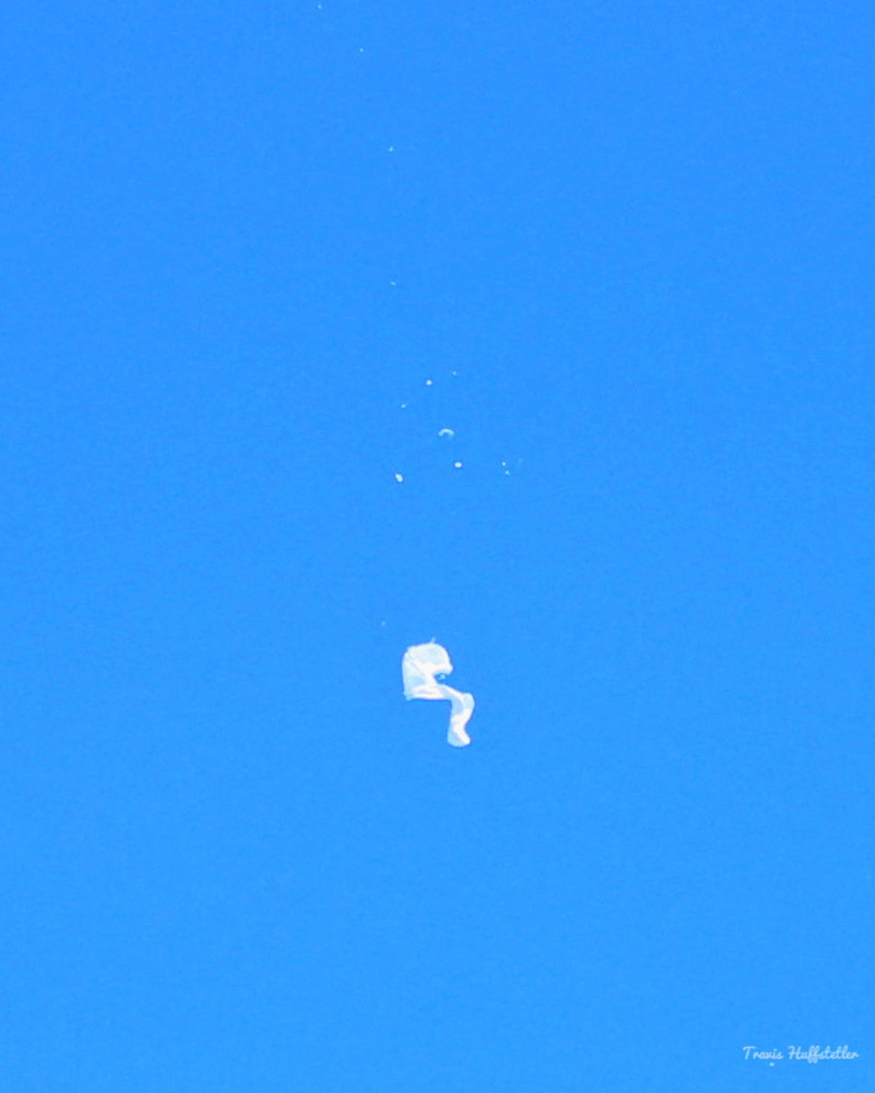 Op beelden is te zien hoe de brokstukken van de ballon naar beneden vielen. 