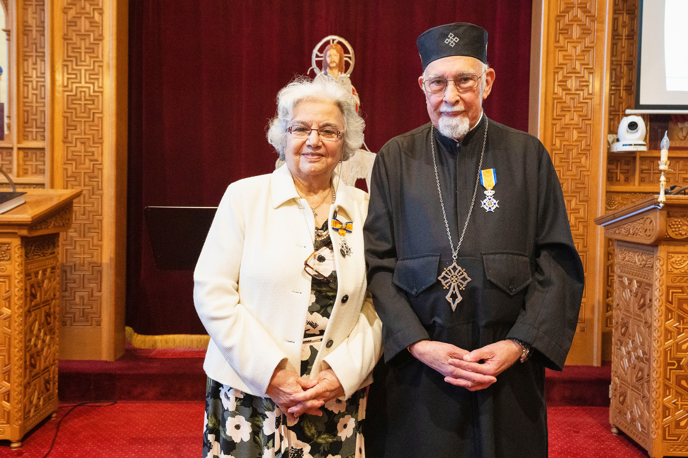 Nawal en Magdy Ramzy direct na de onderscheiding door de Osse burgemeester in de koptische kerk in Eindhoven. Magdy draagt de kledij behorend bij zijn rol als diaken.