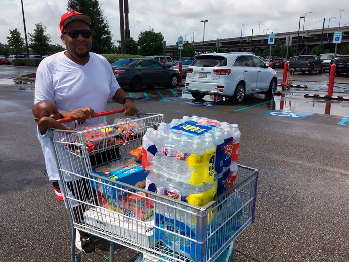 Terrence Williams, een inwoner van New Orleans en zijn zoontje Kang (3) doen boodschappen voorafgaand aan orkaan Barry.