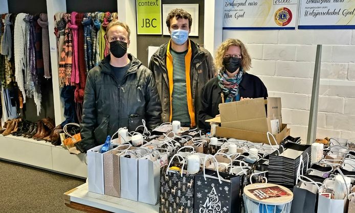Onder meer PVDA-raadslid Greet Daems (rechts) kwam de pakjes maandag mee afleveren in de kledingwinkel van Mensen In Nood.