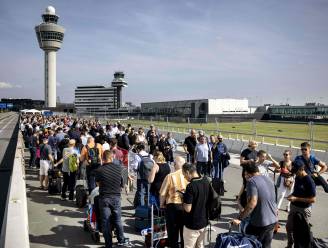 Opnieuw lange rijen op Schiphol, luchthaven vraagt om vluchten te annuleren
