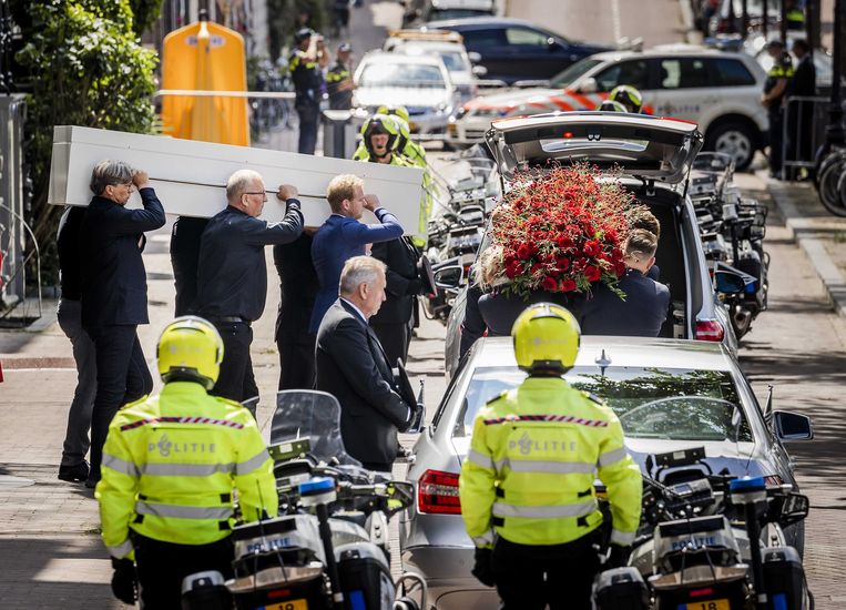 De kist van Peter R. de Vries wordt na de herdenkingsbijeenkomst weggedragen uit Theater Carré. Beeld ANP