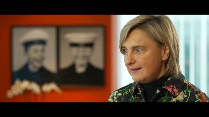 KIJK. Hilde Crevits vertelt voor het eerst over moment waarop licht uitging: “Mannelijke collega’s hielden mijn hand vast na mijn val, tot Zuhal Demir hen buitenzette”