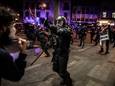 Een confrontatie tussen de oproerpolitie en demonstranten in Barcelona.