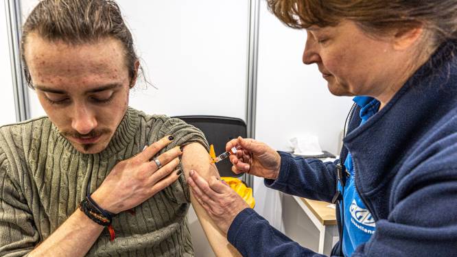Weer gaan er honderden naalden in bovenarmen in prikstraat van Zwolle (nu met het HPV-vaccin) 