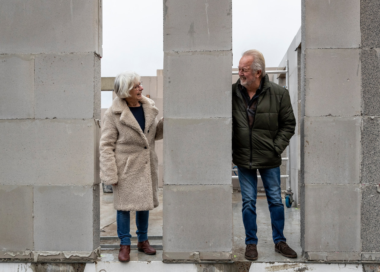 Nel en Egbert in hun levensloopbestendige woonhuis in aanbouw.