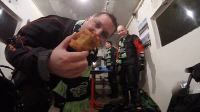 Oliebollen eten op achttien meter diepte