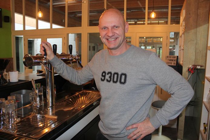 Frank Van Impe achter de tapkranen van Sportkaffee Bokaal.