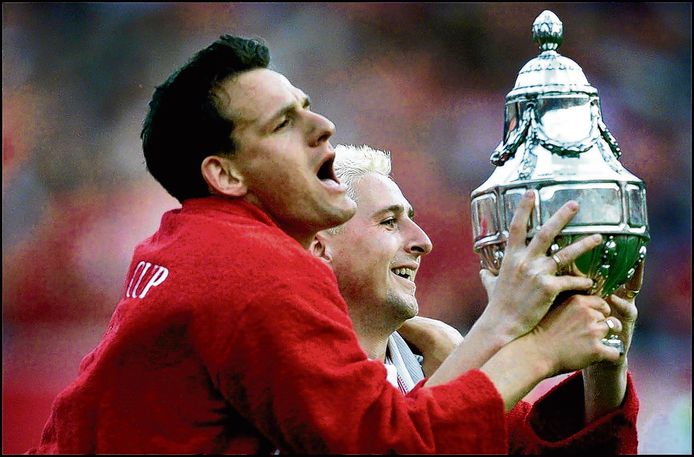 Jeroen Heubach (rechts) viert de bekerwinst met FC Twente in 2001, samen met Jan Vennegoor of Hesselink.
