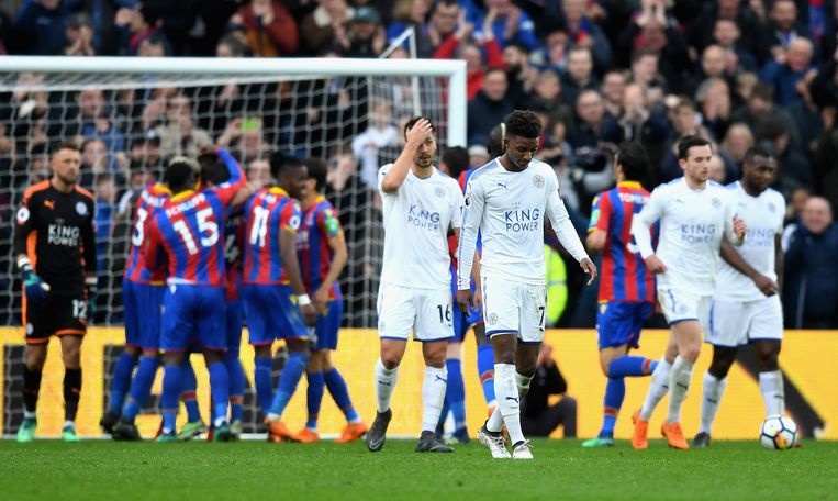 Crystal Palace spelers vieren een goal terwijl de spelers van Leicester City afdruipen Beeld Getty Images