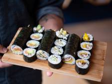 Japan in de ban van sushi-terrorisme: jongeren die stiekem aan sushi en flesjes sojasaus likken