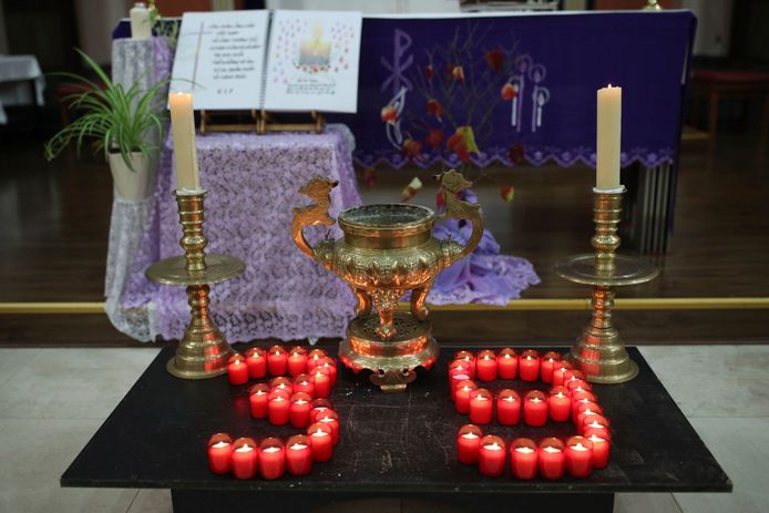 Kaarsjes vormen het cijfer 39 tijdens een herdenkingsmis voor de 39 slachtoffers in een Londense kerk. Archiefbeeld.