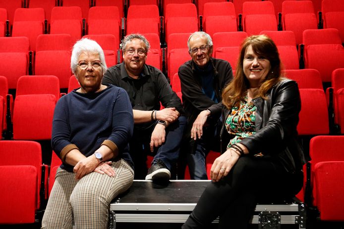 Cora Overbeek (voorzitter), Erwin Kooijman, Gerrit van den Berg en Linda Roodzant, in hun geliefde Stadspodium GO.