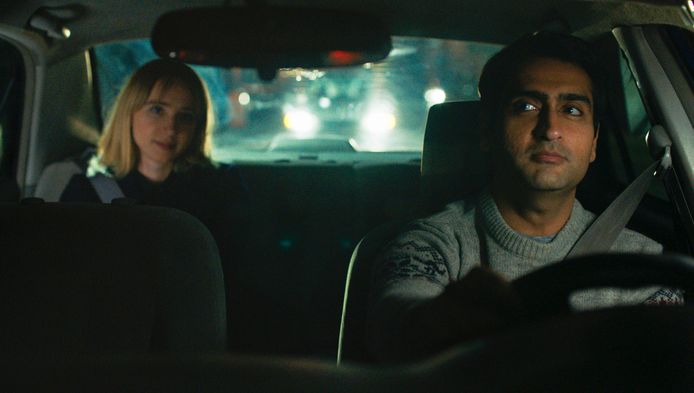 Kumail Nanjiani (rechts) enZoe Kazan (links) in een scène uit 'The Big Sick'.