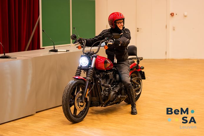 Topdokter en professor Ilse Degreef (UZ Leuven en KU Leuven) rijdt de aula binnen op een Harley. Deze actie stond in het teken van het project 'We can-cer vive' van BeMSA Leuven.