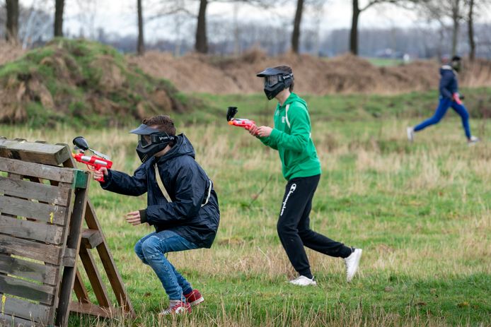 Jongeren aan het paintballen in Elshout.