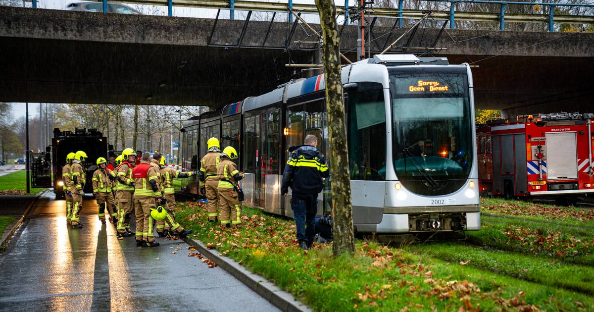 Slachtoffer overleden na aanrijding met Rotterdamse tram, persoon lag urenlang onder tramstel.