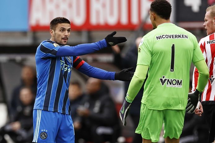 Dusan Tadic (l) is vooral niet blij met het kunstgras in Rotterdam.