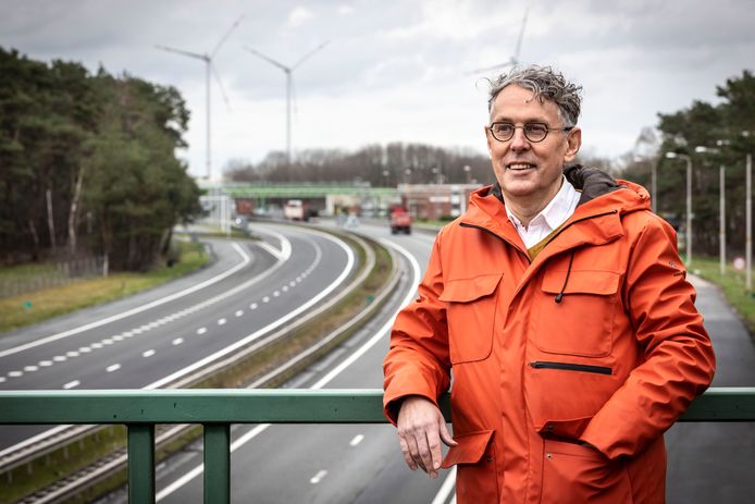 Rolf Koster, projectleider bij Prowind voor de bouw van vier windturbines nabij de grensovergang in De Lutte, wil zoveel mogelijk aan tafel komen te zitten met omwonenden die niet gerust zijn op de mogelijke gevolgen van dit project.
