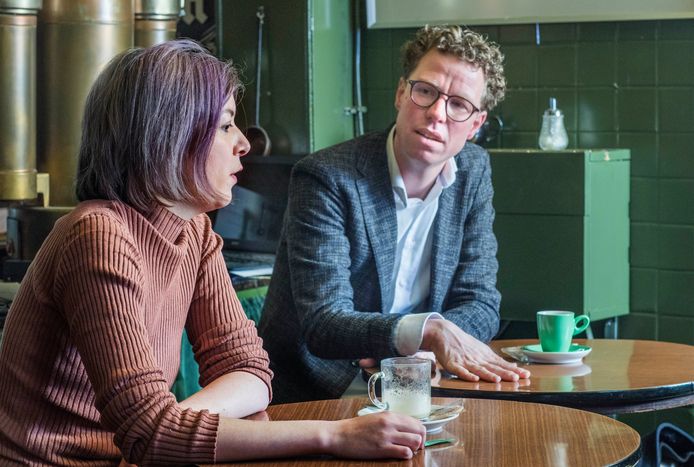 Martijn Balster (rechts) in gesprek met SP-raadslid Lesley Arp.
