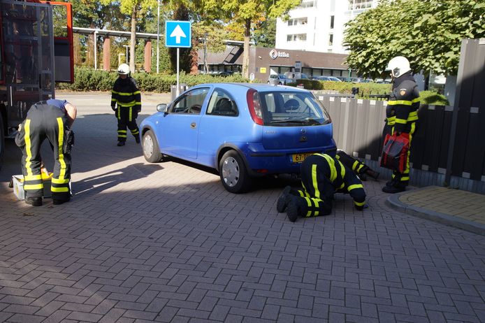Een auto die olie lekte stond de hele woensdagochtend aan de kant bij een benzinestation in Kaatsheuvel.
