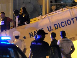 Italië staat migranten toch toe aan land te gaan op Sicilië