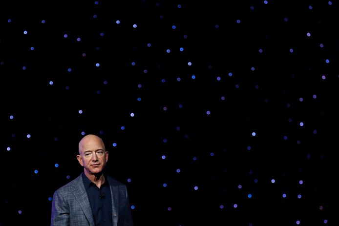 Amazon-baas Jeff Bezos kondigt zijn maanlander aan.