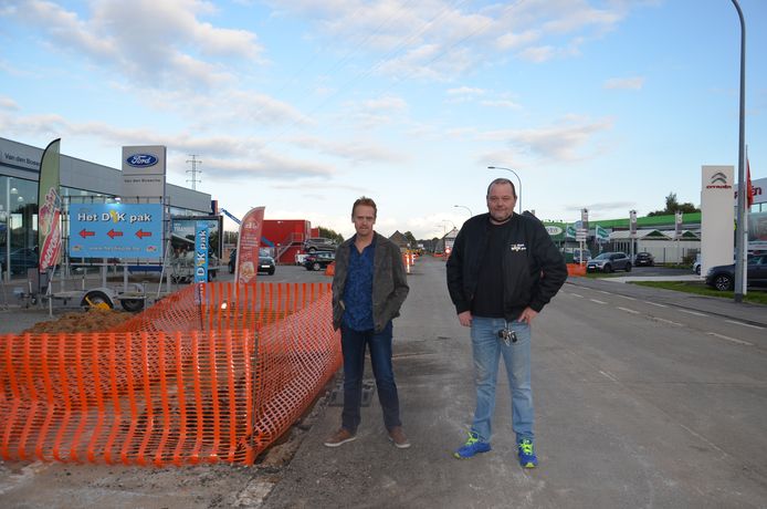 Rik Lambrecht van de gelijknamige garage en Stefaan Van Huffel van frituur ‘Het Dik Pak’ op de Brakelsesteenweg in Outer (Ninove), die deels wordt heraangelegd.