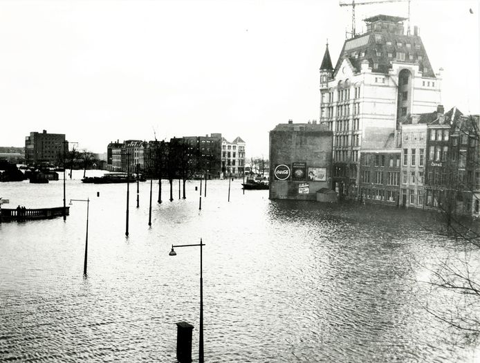 Het Witte Huis en de Geldersekade te midden van een enorme waterpartij, het gevolg van de Watersnoodramp in 1953.