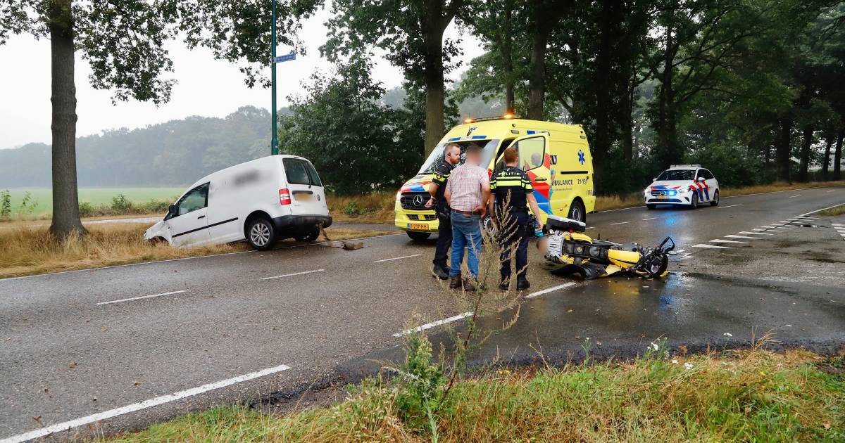 Motorrijder gewond doordat bestelbus geen voorrang geeft in Oploo - De Gelderlander