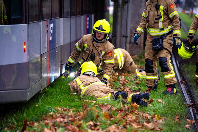 De aangereden persoon zou onder de tram beland  zijn na de aanrijding.