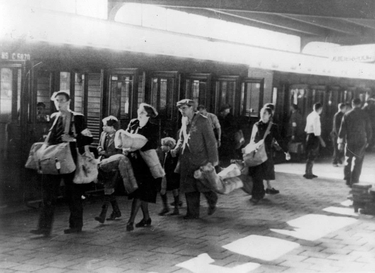Joodse gezinnen op een perron, de trein staat te wachten. Plaats en jaartal onbekend, mogelijk station Muiderpoort in Amsterdam.  Beeld Hollandse Hoogte / Spaarnestad Photo