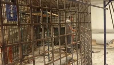 Rusland bouwt kooien in theater Marioepol: mogelijk voorbereiding voor ‘processen’ tegen gevangen Oekraïners