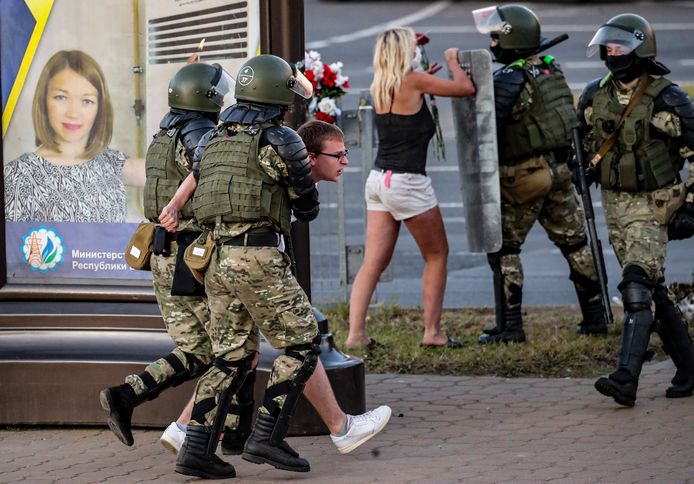 Wit-Russische veiligheidstroepen hebben vannacht en vanmorgen hard opgetreden tegen demonstranten.