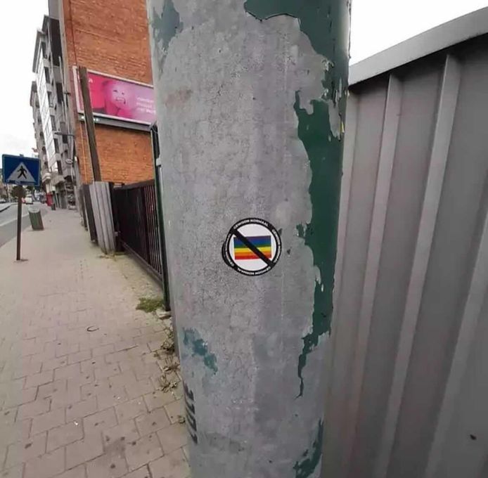 De anti-holebi-stickers duiken op in het Antwerpse straatbeeld.