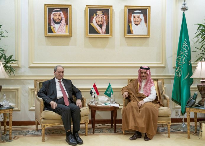 De Syrische buitenlandminister Faisal Mekdad (links) heeft woensdag Saoedi-Arabië bezocht en zijn ambtsgenoot Faisal bin Farhan ontmoet.