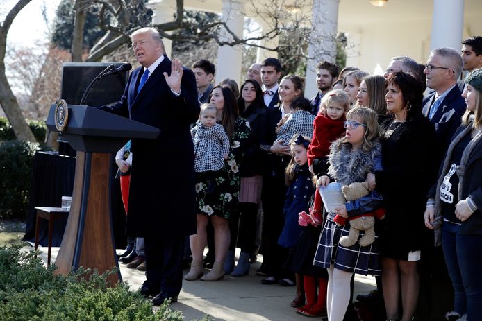 Trump werd tijdens zijn toespraak vergezeld door een groep vrouwen met baby's en kinderen.