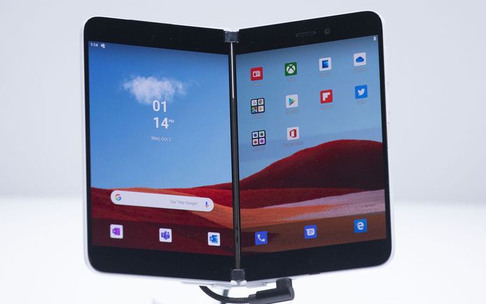 De Surface Duo, een uitklapbare mobiele telefoon van Microsoft die bestaat uit twee schermen.