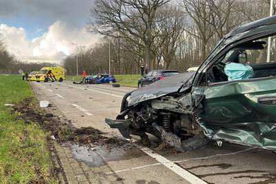 Drie gewonden bij frontale botsing in Gilze, ravage op de weg
