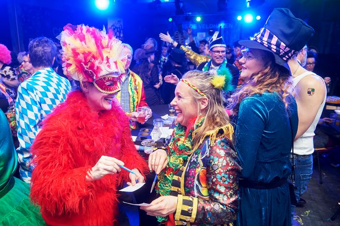 Carnaval : Muziekbingo in De Snoek te Lith. Op de foto Evelyn van Wanrooij (links) en Corina van den Hurk .