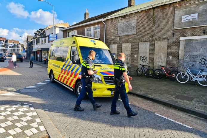 Het slachtoffer is met verwondingen naar het ziekenhuis gebracht.
