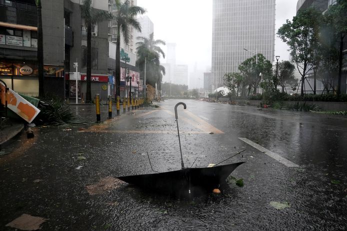 Een weggewaaide paraplu in de straten van Shenzhen.