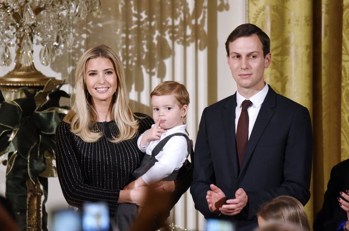 Ivanka Trump en haar echtgenoot Jared Kushner met één van hun kinderen.