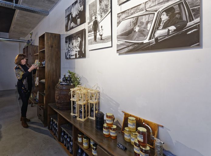 Ineke Blummel in Her en Der, de winkel die ze naast MooiSchijndel opende.