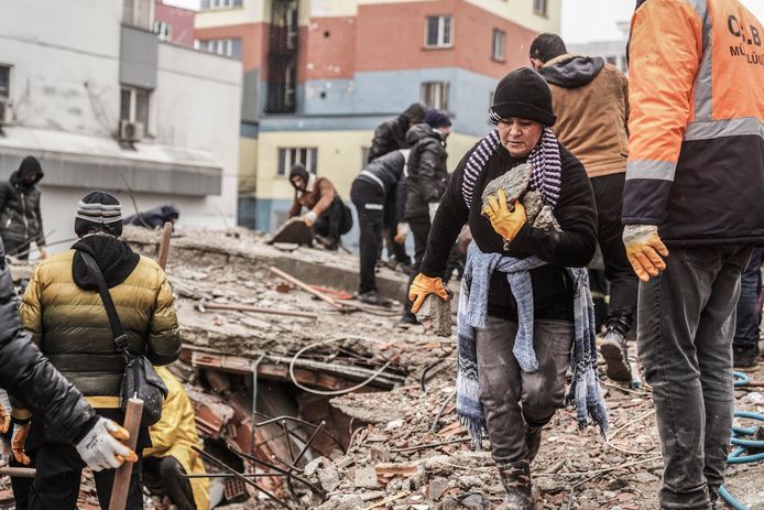 Familieleden en reddingswerkers zoeken in Gaziantep nog steeds naar overlevenden onder het puin. (06/02/23)