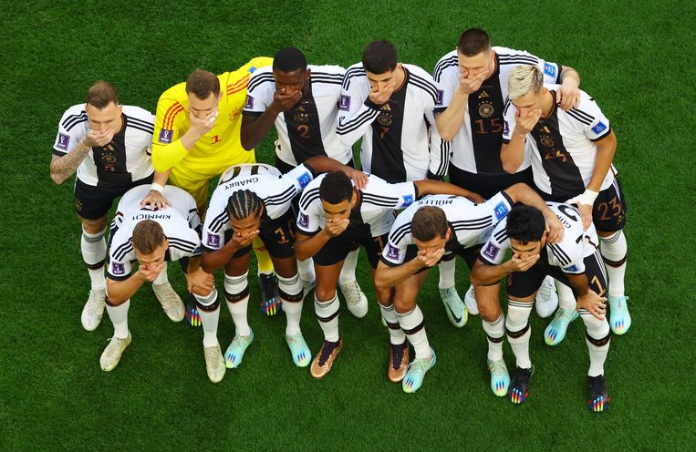 De Duitse spelers protesteren; ze willen zich niet de mond laten snoeren. Beeld Reuters