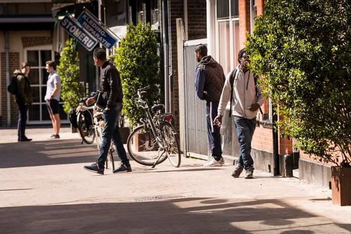 Ondanks een samenscholingsverbod, hangen er met name rond coffeeshop The Edge aan de Van Lochemstraat vaak veel dealers rond op straat.