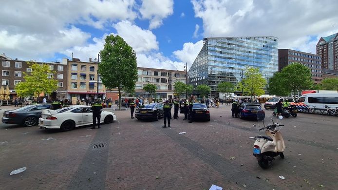De politie hield een controle op de Meent in Rotterdam.